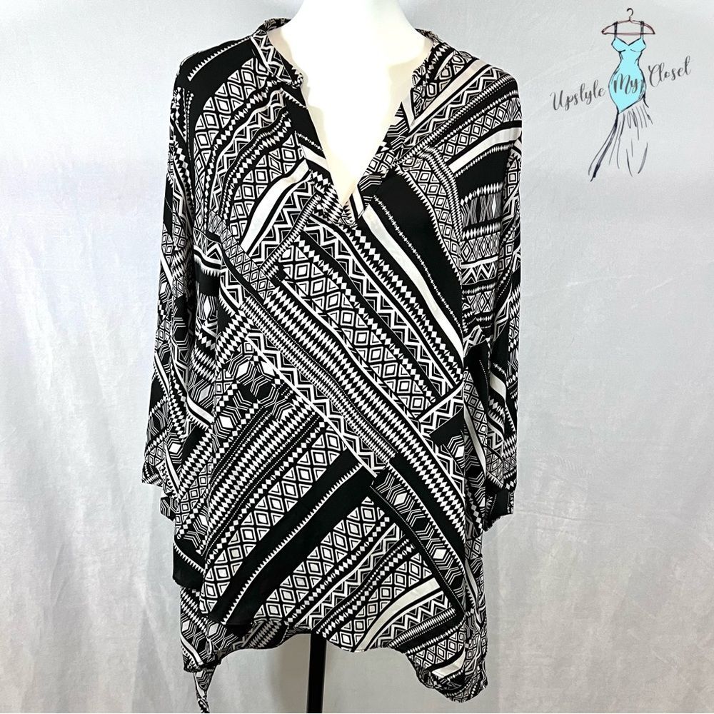 Long sleeve black and white geometric print layered tunic top size 1X